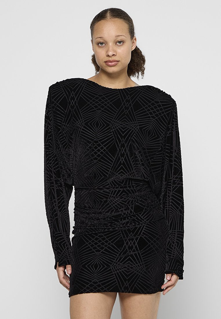 Schwarzes Samtkleid mit langen Ärmeln, das ein geometrisches Muster aufweist. Figurbetonte Form mit Raffung an der Taille und einer Mini-Länge.