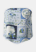Stoff mit floralem Muster in Blau- und Grüntönen, mit verschiedenen Patchwork-Designs und -Texturen. Weiches, leichtes Material.