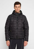 Schwarze Daunenjacke mit Kapuze, ausgestattet mit einem gesteppten Design, einem Frontreißverschluss und zwei seitlichen Taschen. Das Material wirkt glänzend und isoliert.