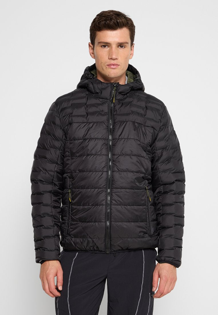 Schwarze Daunenjacke mit Kapuze, ausgestattet mit einem gesteppten Design, einem Frontreißverschluss und zwei seitlichen Taschen. Das Material wirkt glänzend und isoliert.