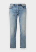 Hellblaue Denim-Jeans im Straight-Leg-Design. Zu den Merkmalen gehören fünf Taschen, Gürtelschlaufen und dezente Ausbleichungen auf dem Stoff.