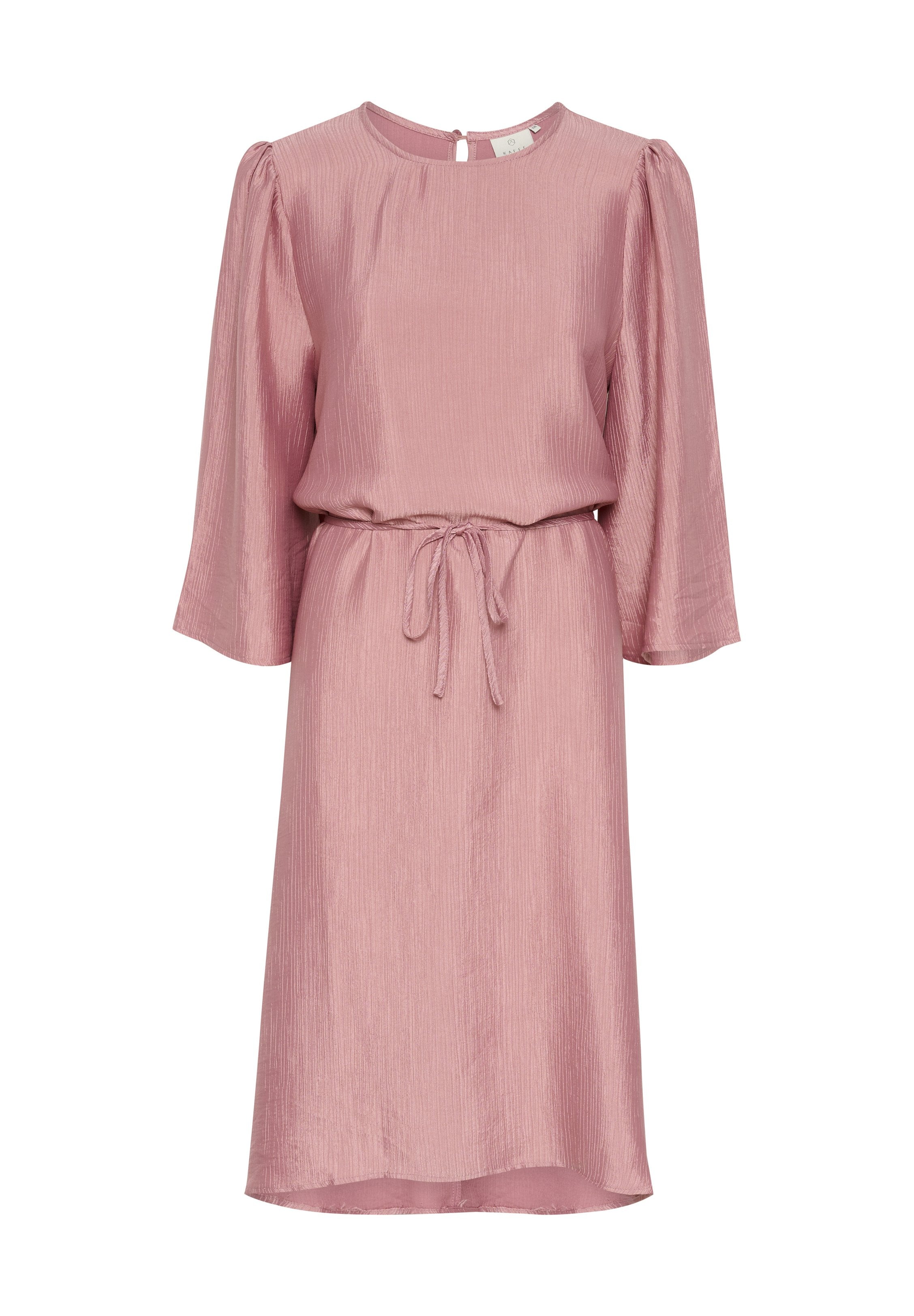 Rosa, knielanges Kleid aus einem strukturierten, seidigen Stoff. Es hat einen runden Halsausschnitt, lange Ärmel und einen Bindegürtel in der Taille.