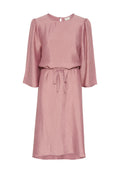 Rosa, knielanges Kleid aus einem strukturierten, seidigen Stoff. Es hat einen runden Halsausschnitt, lange Ärmel und einen Bindegürtel in der Taille.