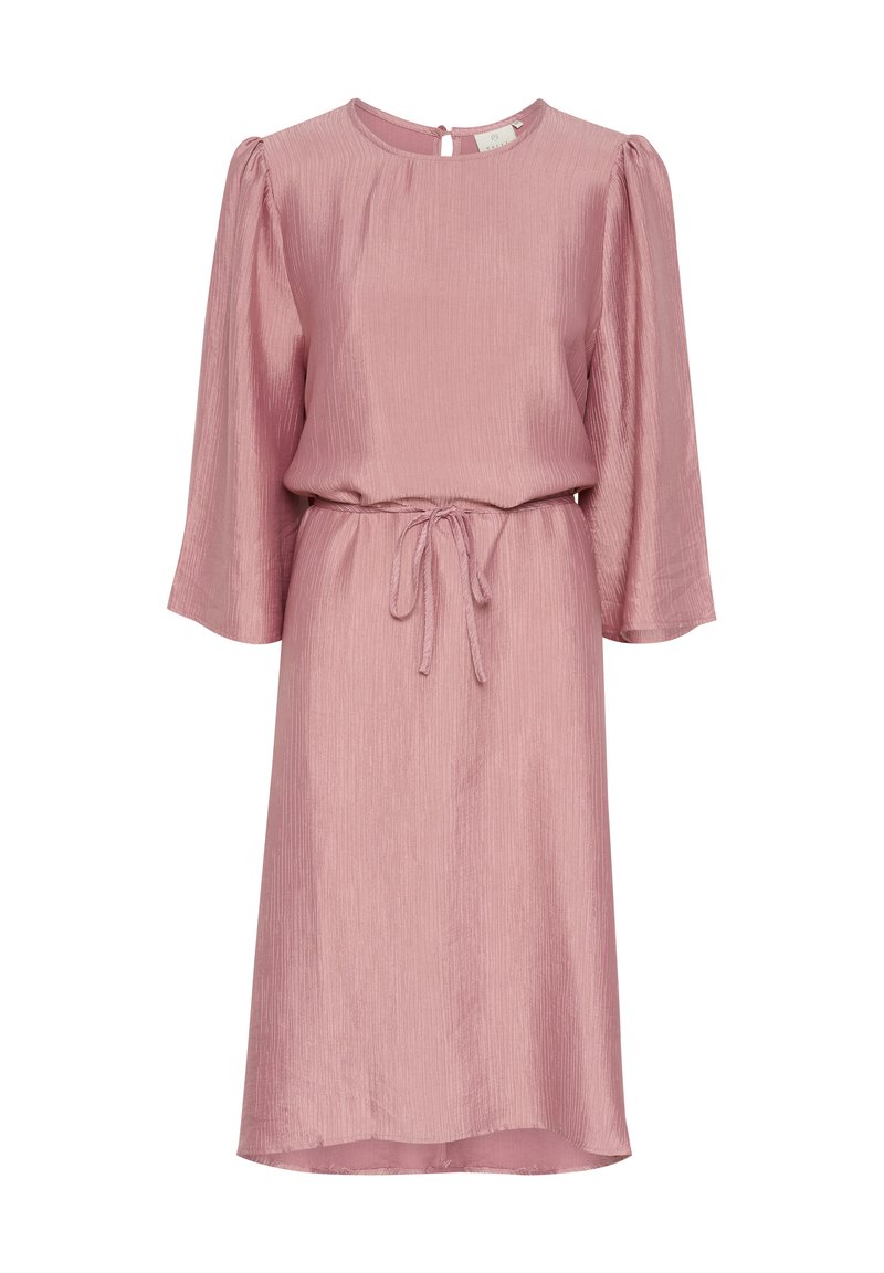 Rosa, knielanges Kleid aus einem strukturierten, seidigen Stoff. Es hat einen runden Halsausschnitt, lange Ärmel und einen Bindegürtel in der Taille.