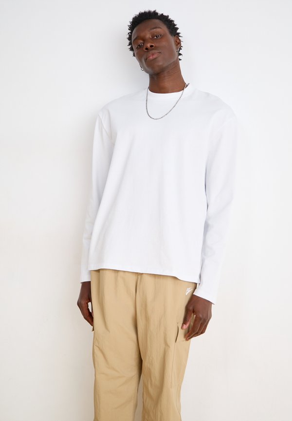 Nike Sportswear CLUB  - Cargo trousers - beige