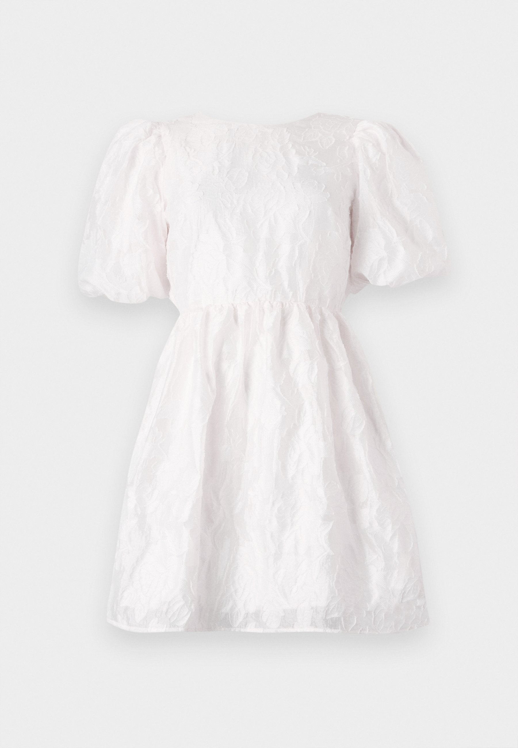 Weißes Kleid mit Puffärmeln und floralen Texturmuster, mit taillierten Bund und ausgestelltem Rock, aus leichtem Stoff gefertigt.