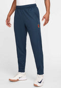 Marineblaue Jogginghose mit elastischem Bund, glatter Textur, Seitentaschen und einem mehrfarbigen Logopatch am linken Bein.
