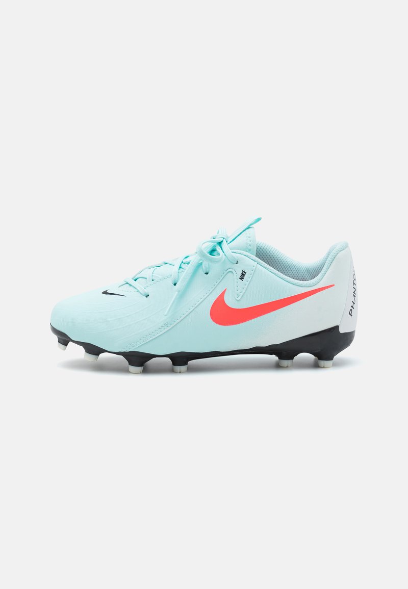 Helle blaue Fußballschuhe mit pinkem Nike Swoosh, ausgestattet mit einem strukturierten Obermaterial, schwarzer Sohle und kontrastierenden weißen Akzenten.