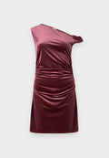 Asymmetrisches Ein-Schulter-Kleid aus tiefburgunderfarbener Veloursware, mit raffinierten Falten auf der Seite und einer taillierten Silhouette.