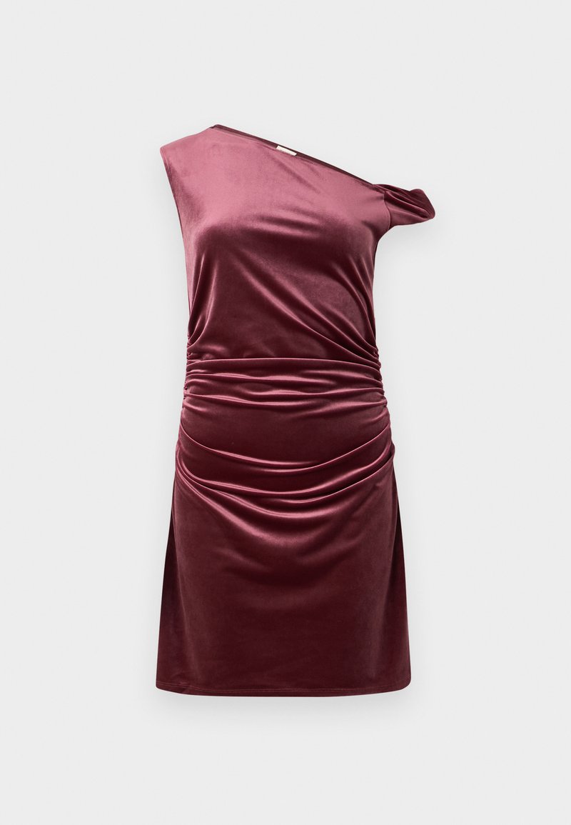 Asymmetrisches Ein-Schulter-Kleid aus tiefburgunderfarbener Veloursware, mit raffinierten Falten auf der Seite und einer taillierten Silhouette.