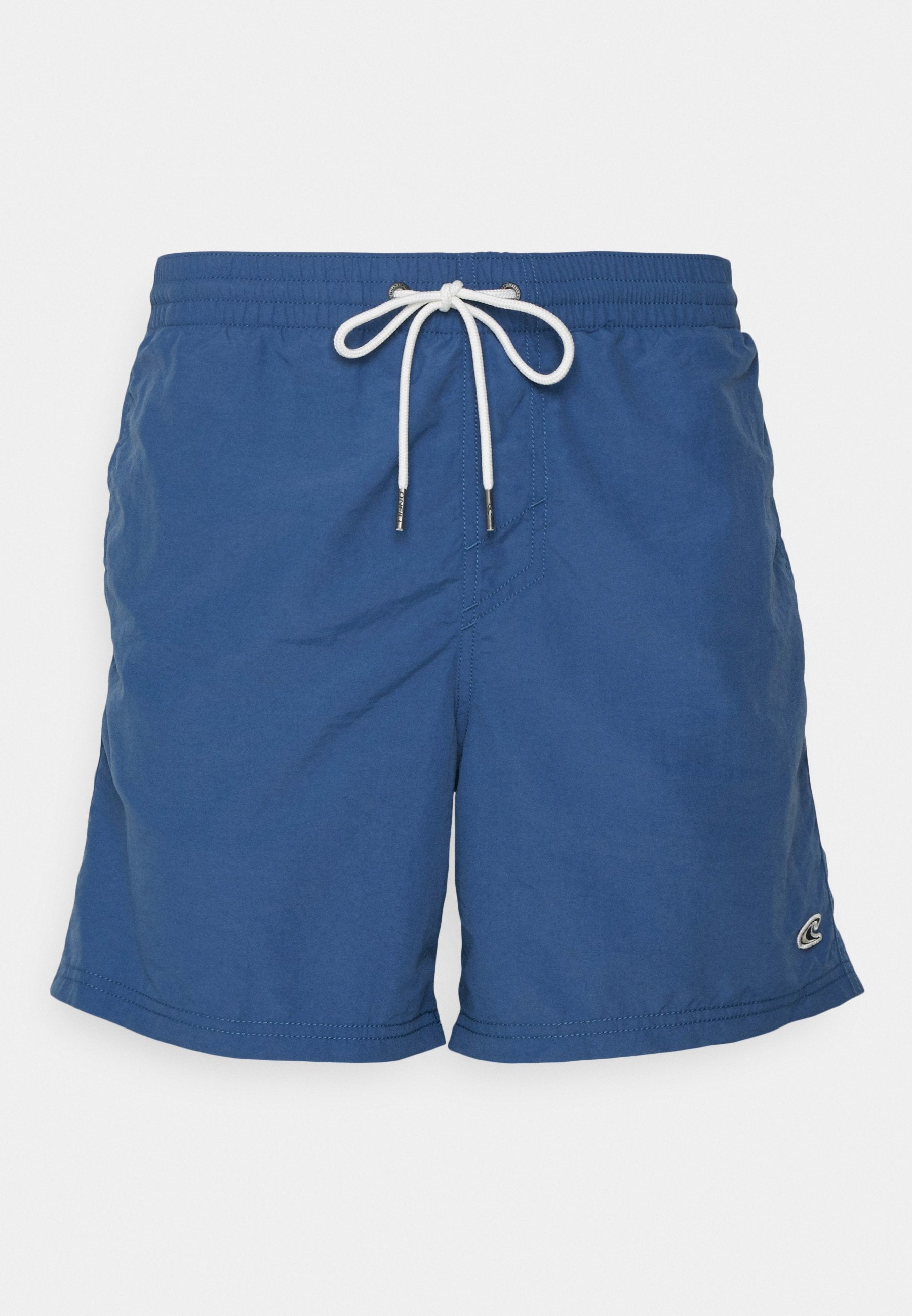 Blaue Badeshorts aus leichtem Material, mit einem elastischen Bund und weißem Kordelzug sowie einem kleinen Logo an der Seite.