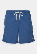 Blaue Badeshorts aus leichtem Material, mit einem elastischen Bund und weißem Kordelzug sowie einem kleinen Logo an der Seite.