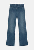 Hochtaillierte, ausgestellte Jeans aus Denim in einer mittleren Waschung mit glatter Textur. Mit Kontrastnähten und einem klassischen fünf Taschen Design.