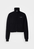 Schwarzer Sweatshirt mit Reißverschluss, hohem Kragen, zwei Fronttaschen und gerippten Bündchen. Verfügt über ein kleines weißes Logo auf der Brust. Weiche Textur.