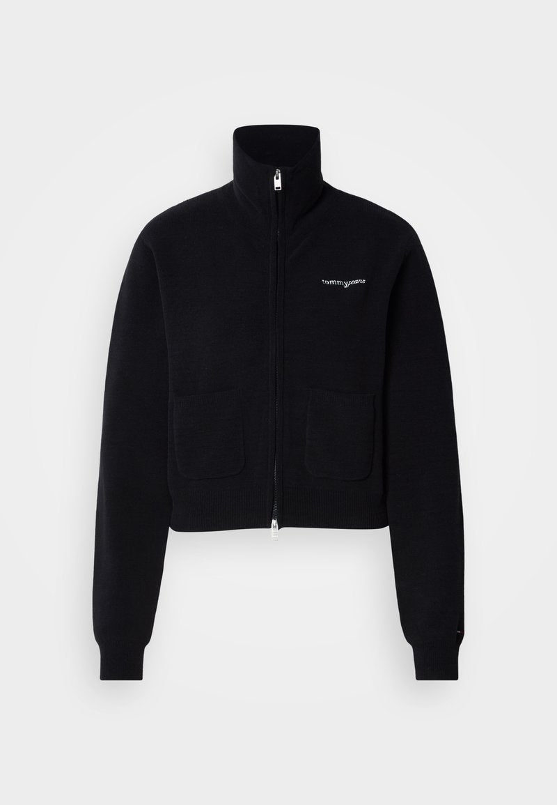 Schwarzer Sweatshirt mit Reißverschluss, hohem Kragen, zwei Fronttaschen und gerippten Bündchen. Verfügt über ein kleines weißes Logo auf der Brust. Weiche Textur.