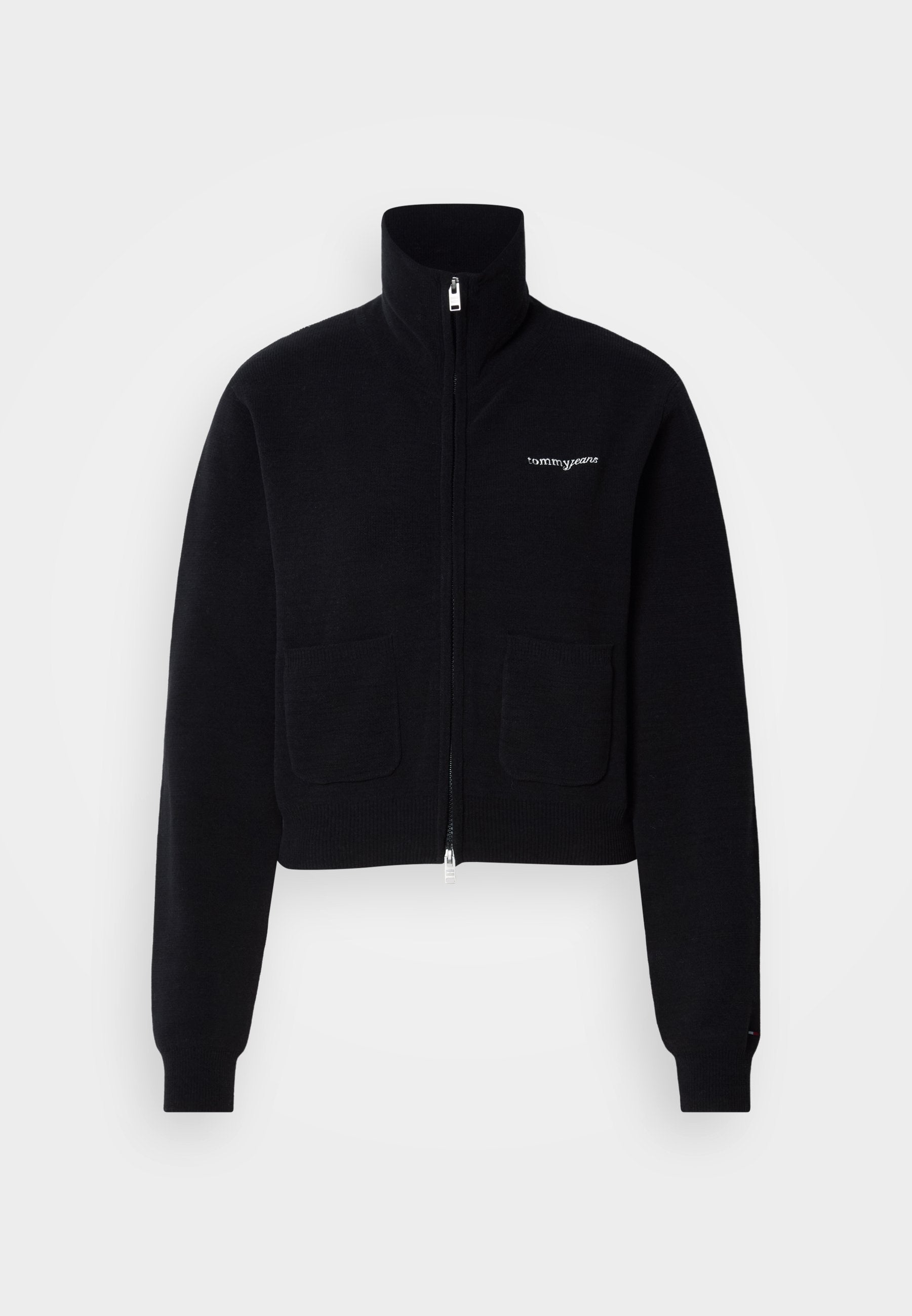 Schwarzer Sweatshirt mit Reißverschluss, hohem Kragen, zwei Fronttaschen und gerippten Bündchen. Verfügt über ein kleines weißes Logo auf der Brust. Weiche Textur.