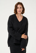 Schwarzer gestrickter Pullover mit V-Ausschnitt, Rautenmuster, langen Ärmeln und gerippten Bündchen. Weiche Textur mit entspannter Passform.