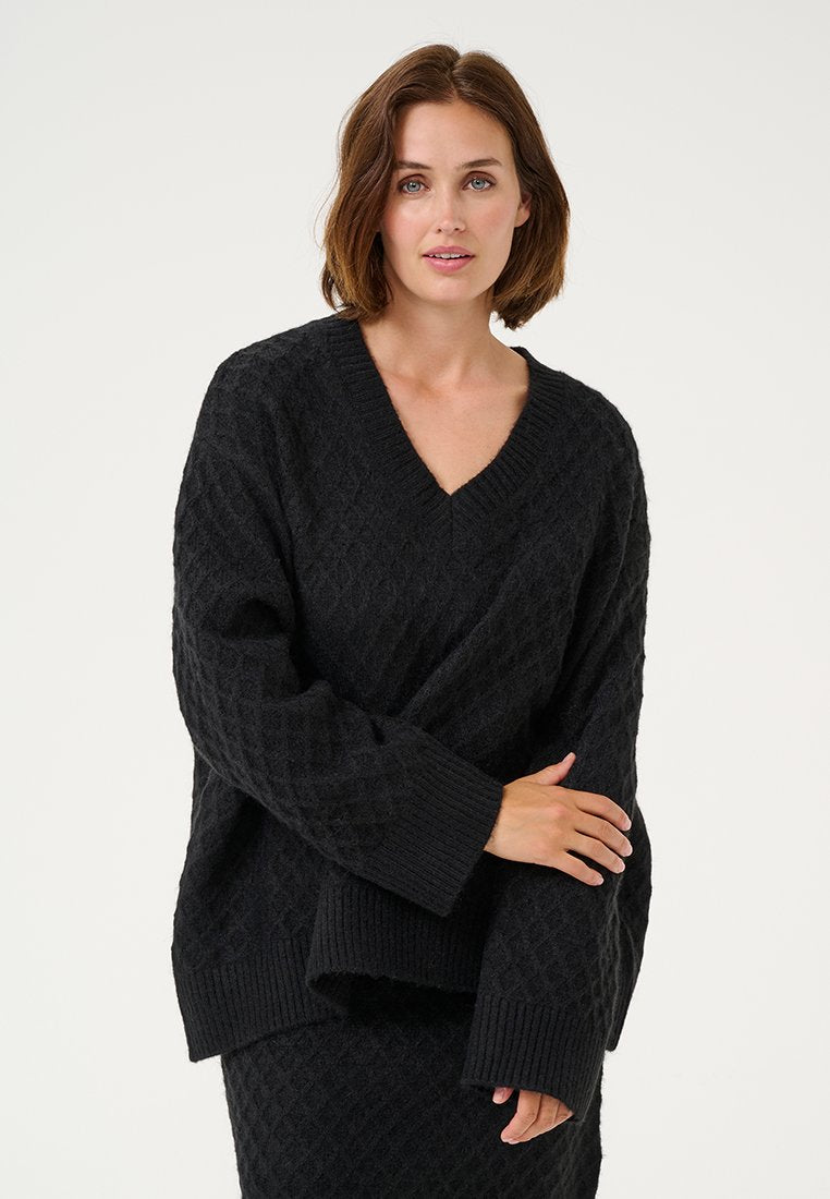 Schwarzer gestrickter Pullover mit V-Ausschnitt, Rautenmuster, langen Ärmeln und gerippten Bündchen. Weiche Textur mit entspannter Passform.