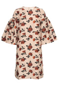 Blumenkleid mit beigem Hintergrund, das rote und schwarze Rosenmuster zeigt. Puffärmel und runder Ausschnitt, aus strukturiertem Stoff gefertigt.