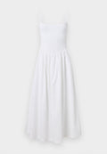 Weißes Sommerkleid mit gerafftem Oberteil, dünnen Trägern und ausgestellt Rock. Hergestellt aus leichtem Stoff, zeichnet es sich durch ein einfaches, nahtloses Design aus.