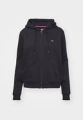 Schwarze Zip-Hoodie aus weichem Stoff, mit Kapuze, zwei Fronttaschen und kleinem Logo auf der Brust. Gerippte Bündchen und Saum.