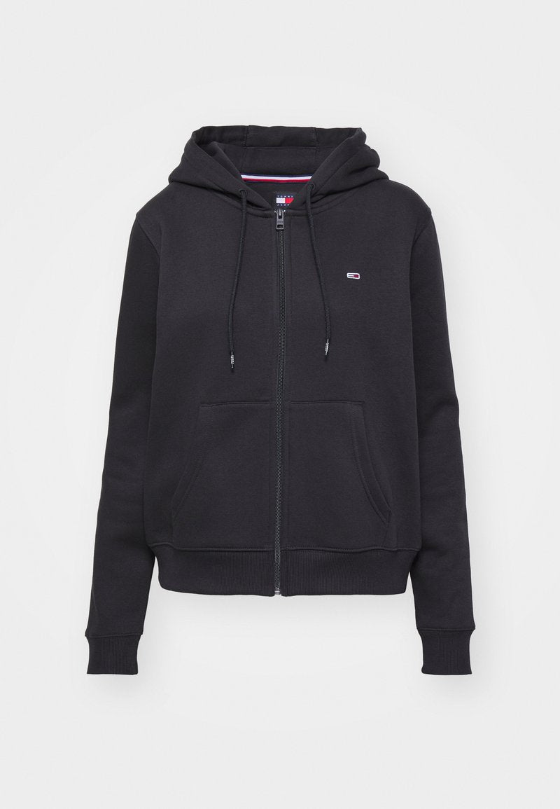 Schwarze Zip-Hoodie aus weichem Stoff, mit Kapuze, zwei Fronttaschen und kleinem Logo auf der Brust. Gerippte Bündchen und Saum.