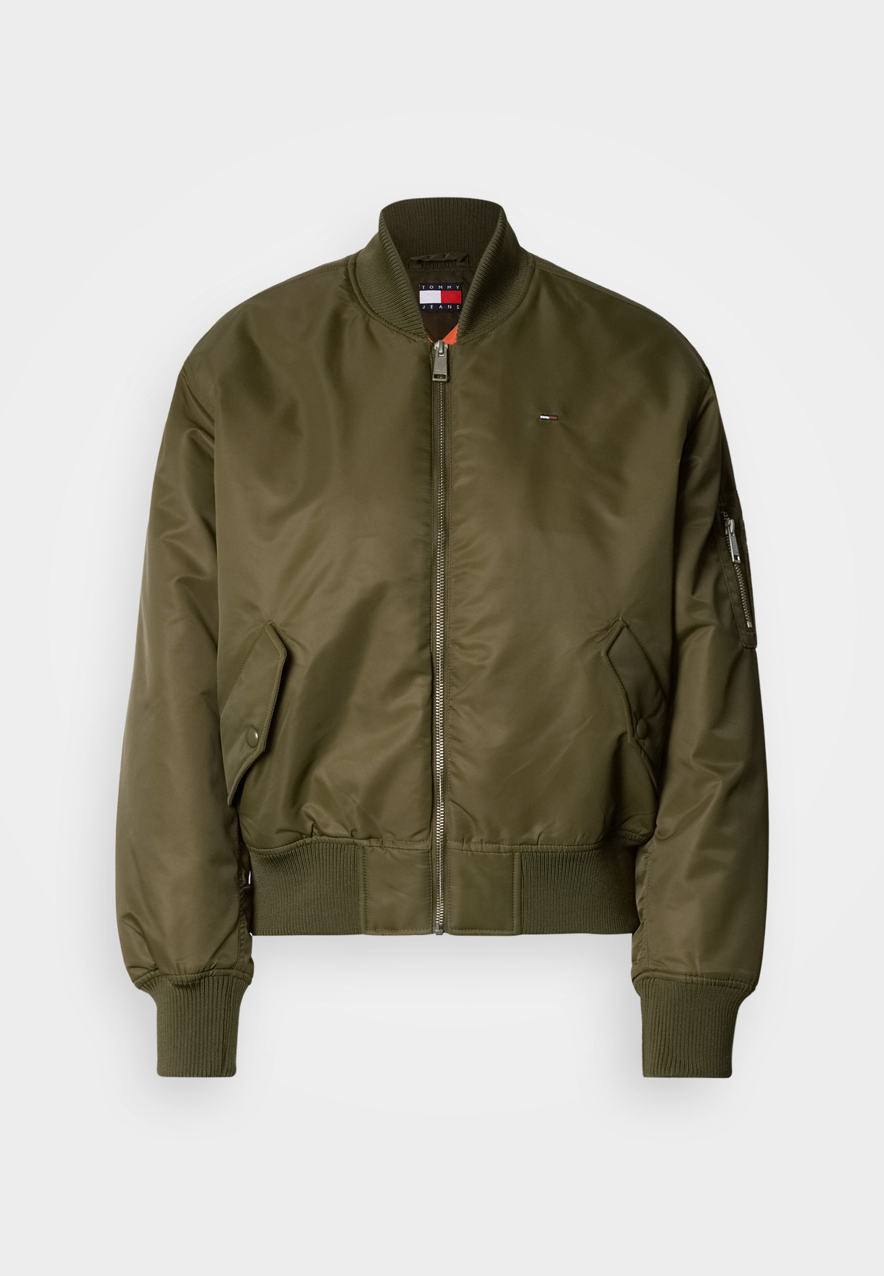 Olivgrüne Bomberjacke mit durchgehendem Reißverschluss, gerippten Bündchen und Saum. Verfügt über Seitentaschen und ein kleines Logo auf der Brust. Glatte, glänzende Oberfläche.