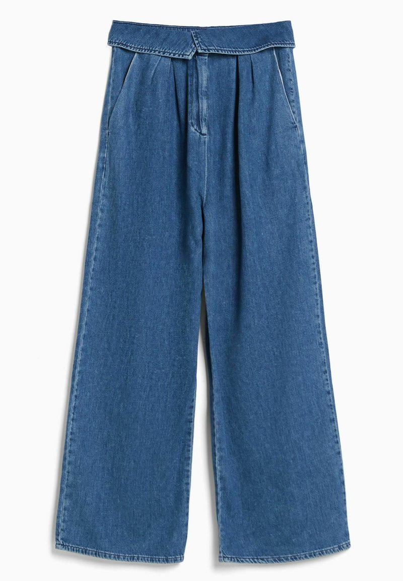 Weite Jeanshose aus blauem Denim mit hoher Taille, ausgestattet mit Falten an der Vorderseite, Seitentaschen und einem sauberen Saum. Hergestellt aus robustem Denim-Material.