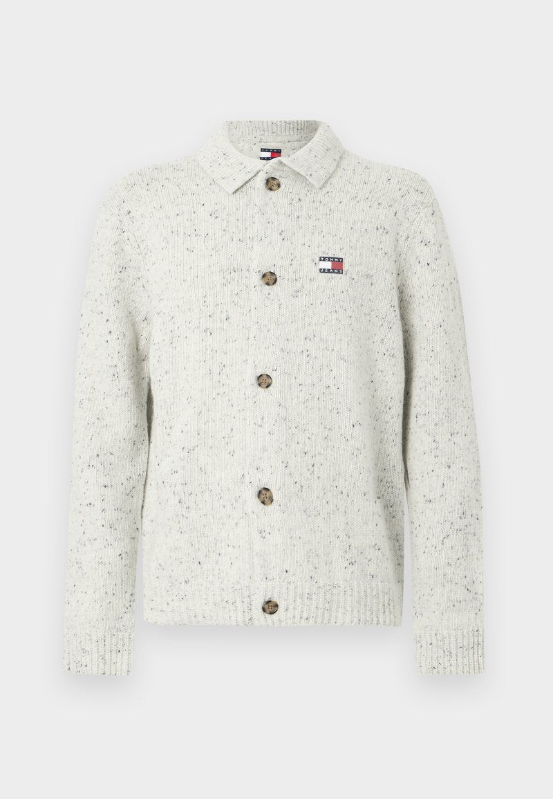 Hellgraue Strickjacke mit Kragen, mit durchgehender Knopfleiste, strukturiertem gesprenkeltem Muster und einem kleinen Logopatch auf der Brust.