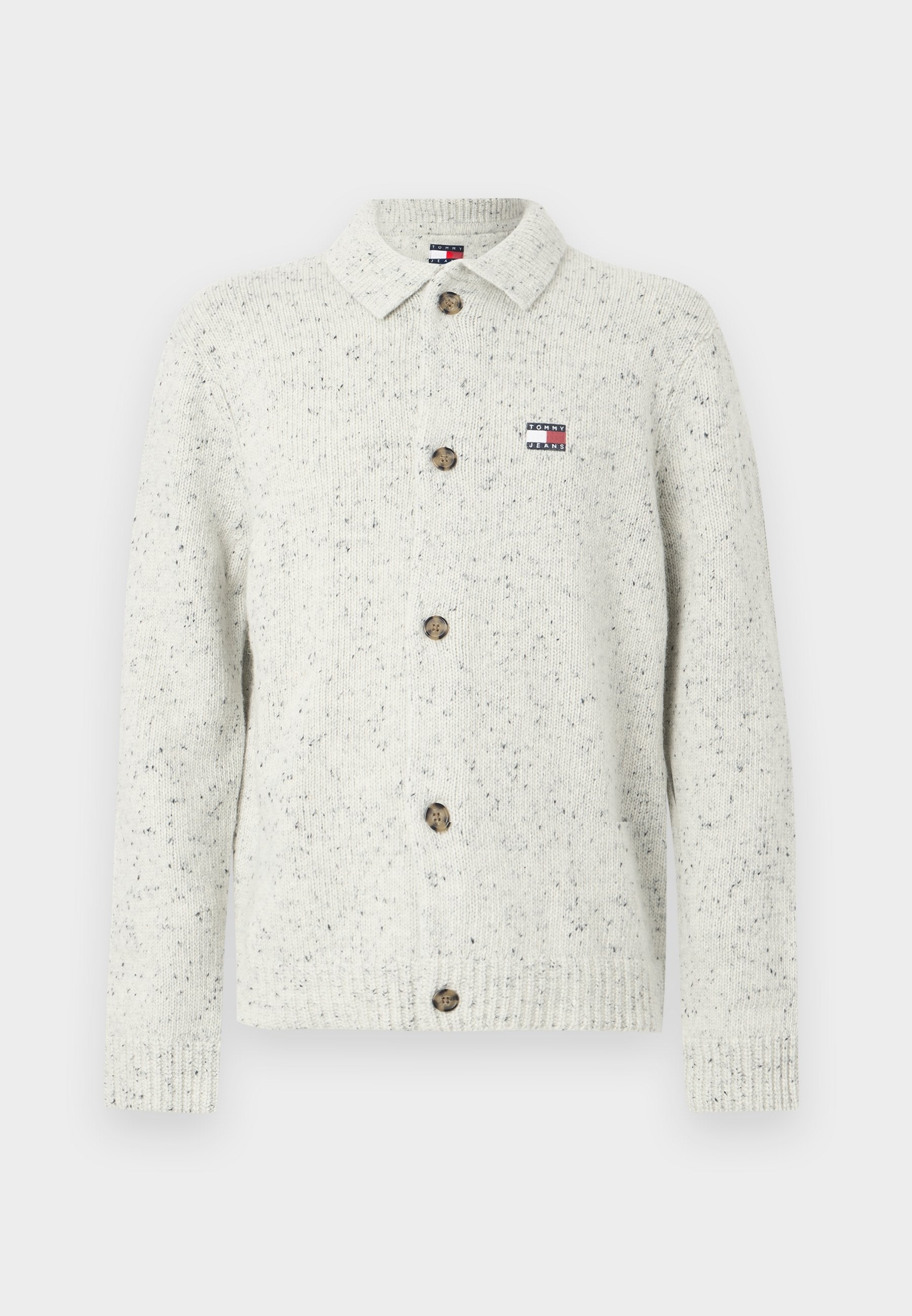 Hellgraue Strickjacke mit Kragen, mit durchgehender Knopfleiste, strukturiertem gesprenkeltem Muster und einem kleinen Logopatch auf der Brust.