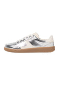 Silberne Metallledersneaker mit weißen Lederakzenten, weichem Textilkragen und braunem Gummisohle, ausgestattet mit einem klassischen Schnürdesign.