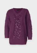 Lila gestrickter Pullover mit V-Ausschnitt, der mit strukturierten Zopfmustern und Strassakzenten in Diamantform auf der Vorderseite verziert ist.