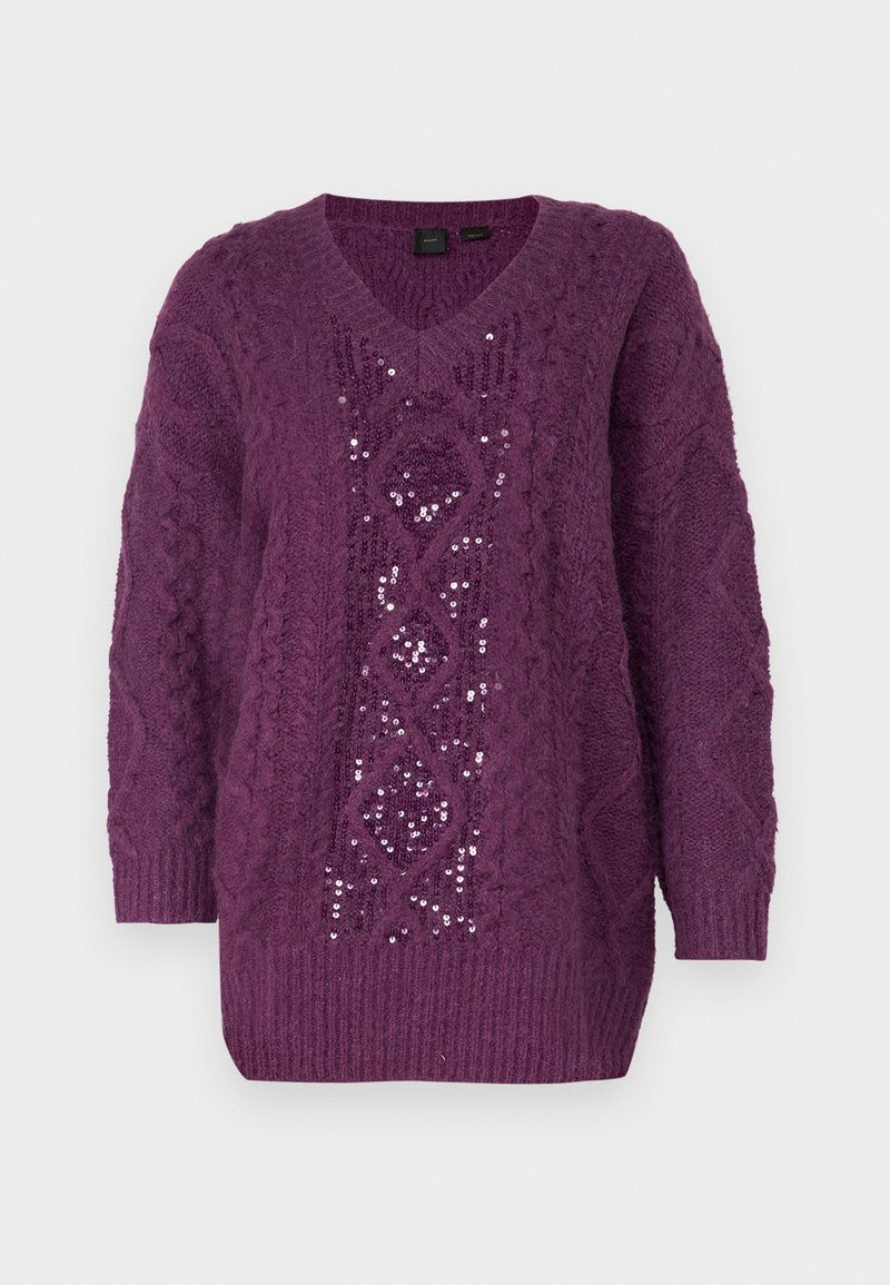 Lila gestrickter Pullover mit V-Ausschnitt, der mit strukturierten Zopfmustern und Strassakzenten in Diamantform auf der Vorderseite verziert ist.