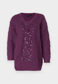 Lila gestrickter Pullover mit V-Ausschnitt, der mit strukturierten Zopfmustern und Strassakzenten in Diamantform auf der Vorderseite verziert ist.