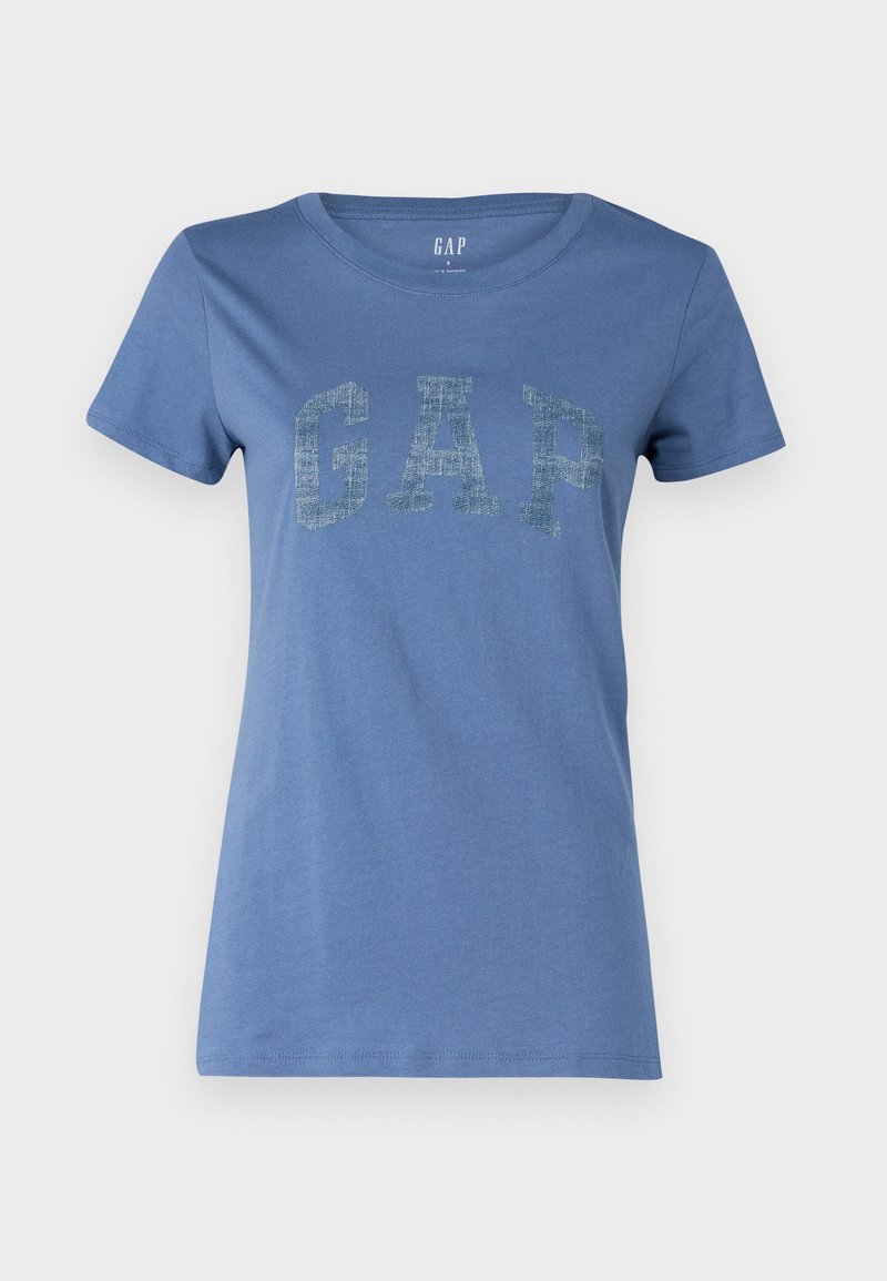 Blaues Baumwoll-T-Shirt mit rundem Ausschnitt und kurzen Ärmeln, mit einem auffälligen "GAP"-Logo in texturiertem Design auf der Vorderseite.