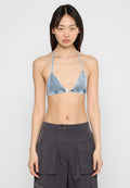 Triangel-Bikini-Oberteil in Hellblau mit vertikalen Streifen, ausgestattet mit dünnen Halterträgern und einem kleinen metallischen Designelement vorne.