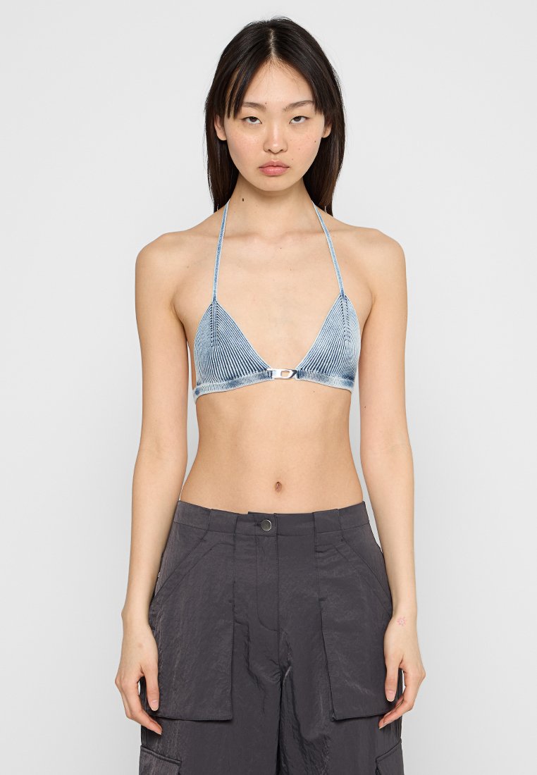 Triangel-Bikini-Oberteil in Hellblau mit vertikalen Streifen, ausgestattet mit dünnen Halterträgern und einem kleinen metallischen Designelement vorne.