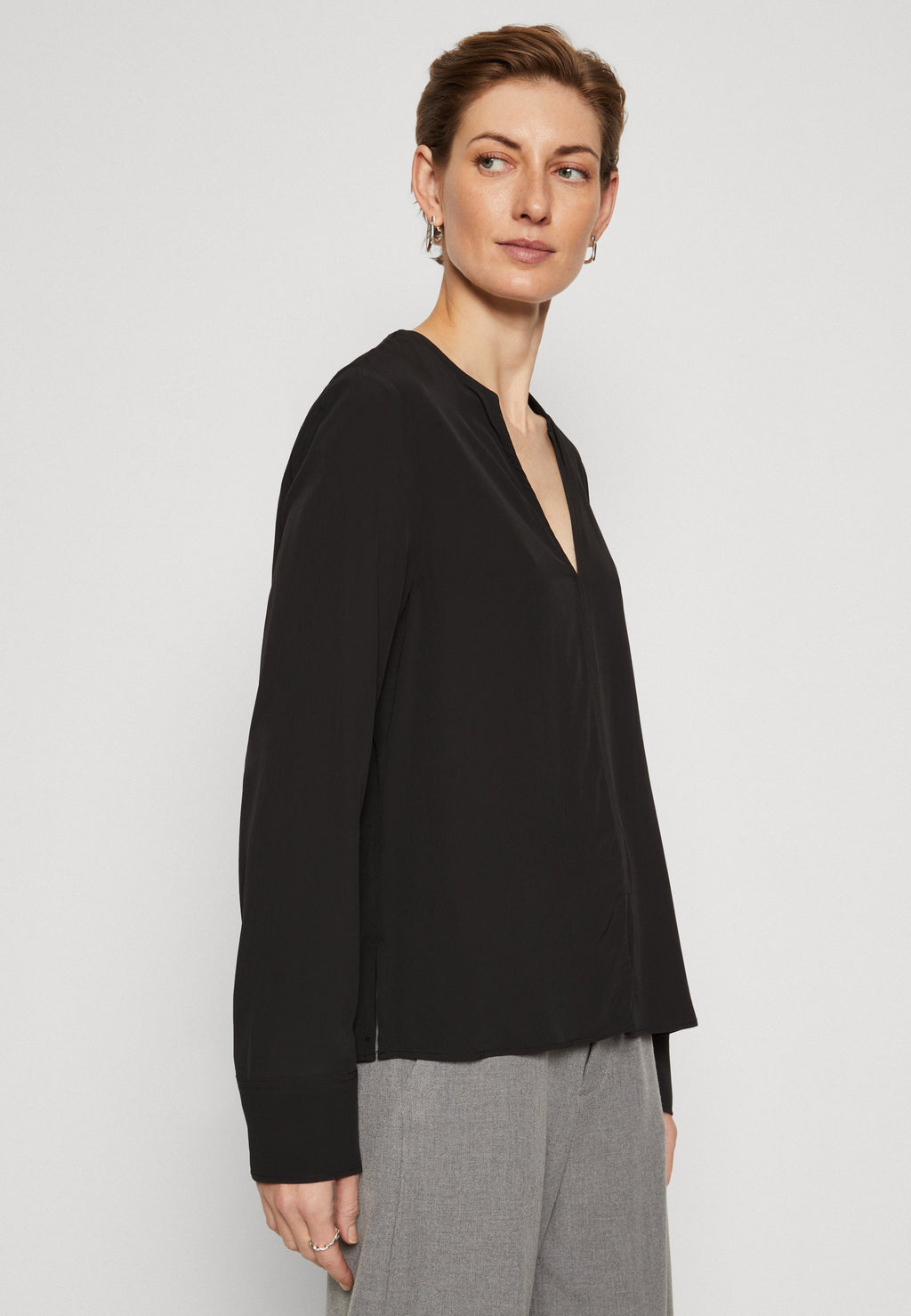 V NECK Media 5