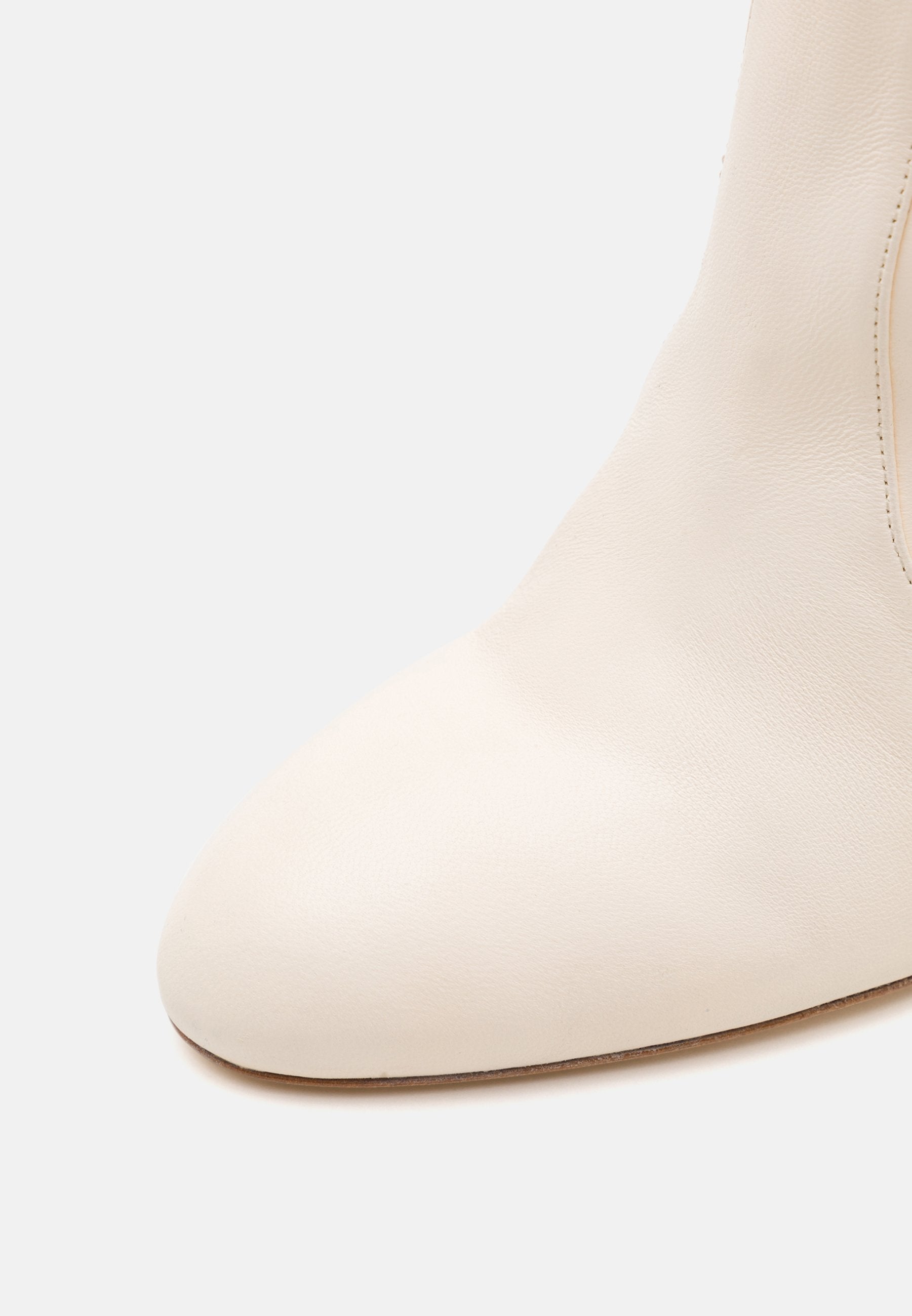 Stuart Weitzman LUXECURVE
