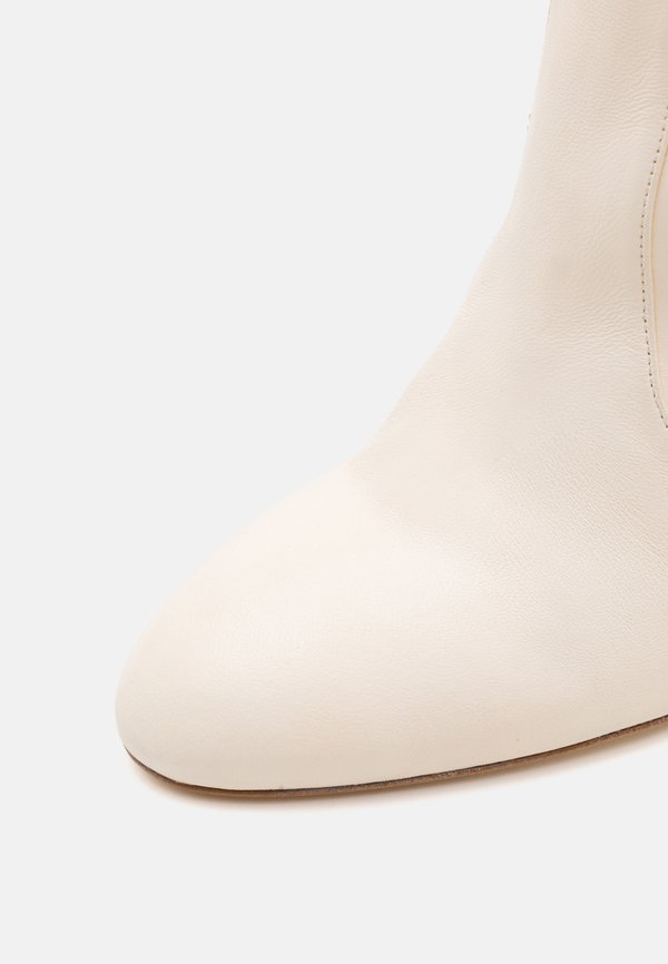 Stuart Weitzman LUXECURVE