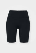 Schwarze, hochgeschnittene Radshorts aus dehnbarem Stoff mit glatter Textur, versehen mit seitlichen Taschen und einem figurbetonten Schnitt.