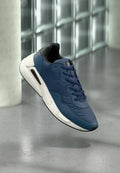 Blauer Ledersneaker mit weißer Sohle, schwarzen Akzenten, strukturierten Einsätzen und Schnürdesign. Abgerundete Spitze und gepolsterter Kragen für Komfort.