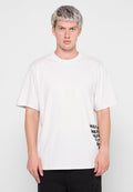 Weißes Baumwoll-T-Shirt mit kurzen Ärmeln, Rundhalsausschnitt und schwarz bedrucktem Text an der unteren rechten Seite. Reguläre Passform, glatte Textur.