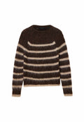 Brauner und beiger flauschiger Strickpullover mit horizontalen Streifen und langen Ärmeln auf weißem Hintergrund.