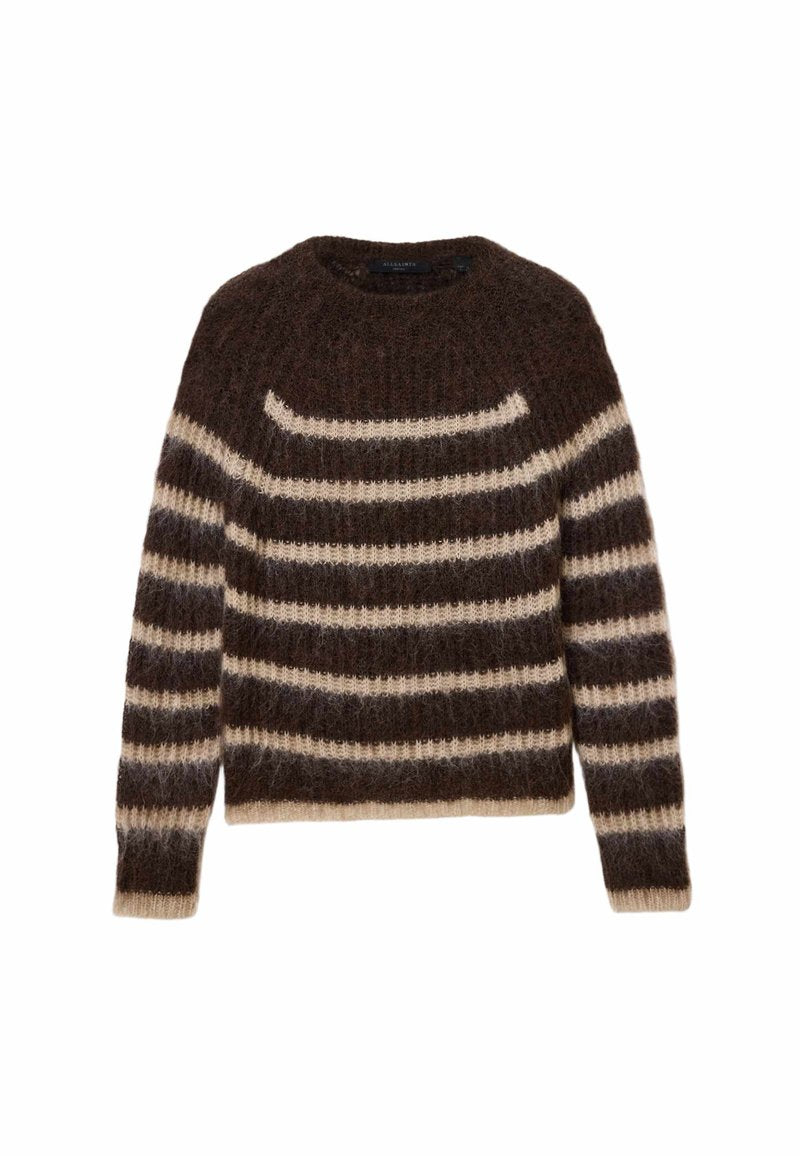 Brauner und beiger flauschiger Strickpullover mit horizontalen Streifen und langen Ärmeln auf weißem Hintergrund.