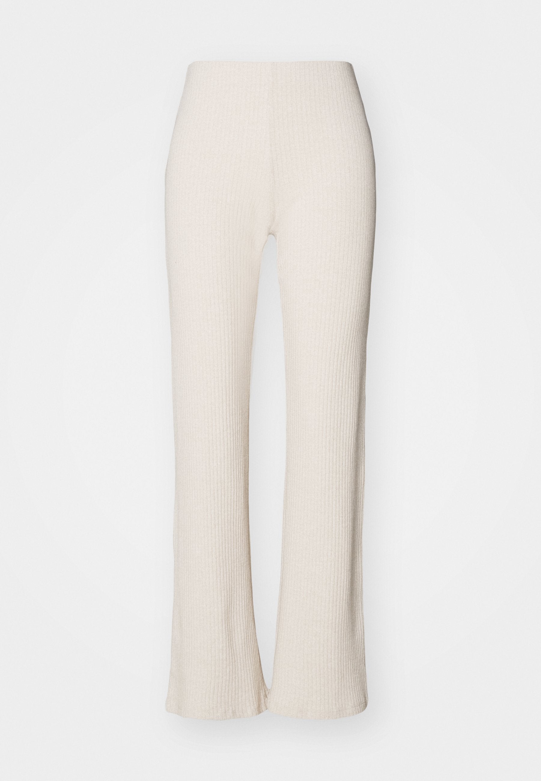 Cremfarbene Rippstrickhosen mit einem ausgestellten Bein-Design, versehen mit einem hohen Taillenbund und glatter Textur. Der Stoff wirkt dehnbar und weich.