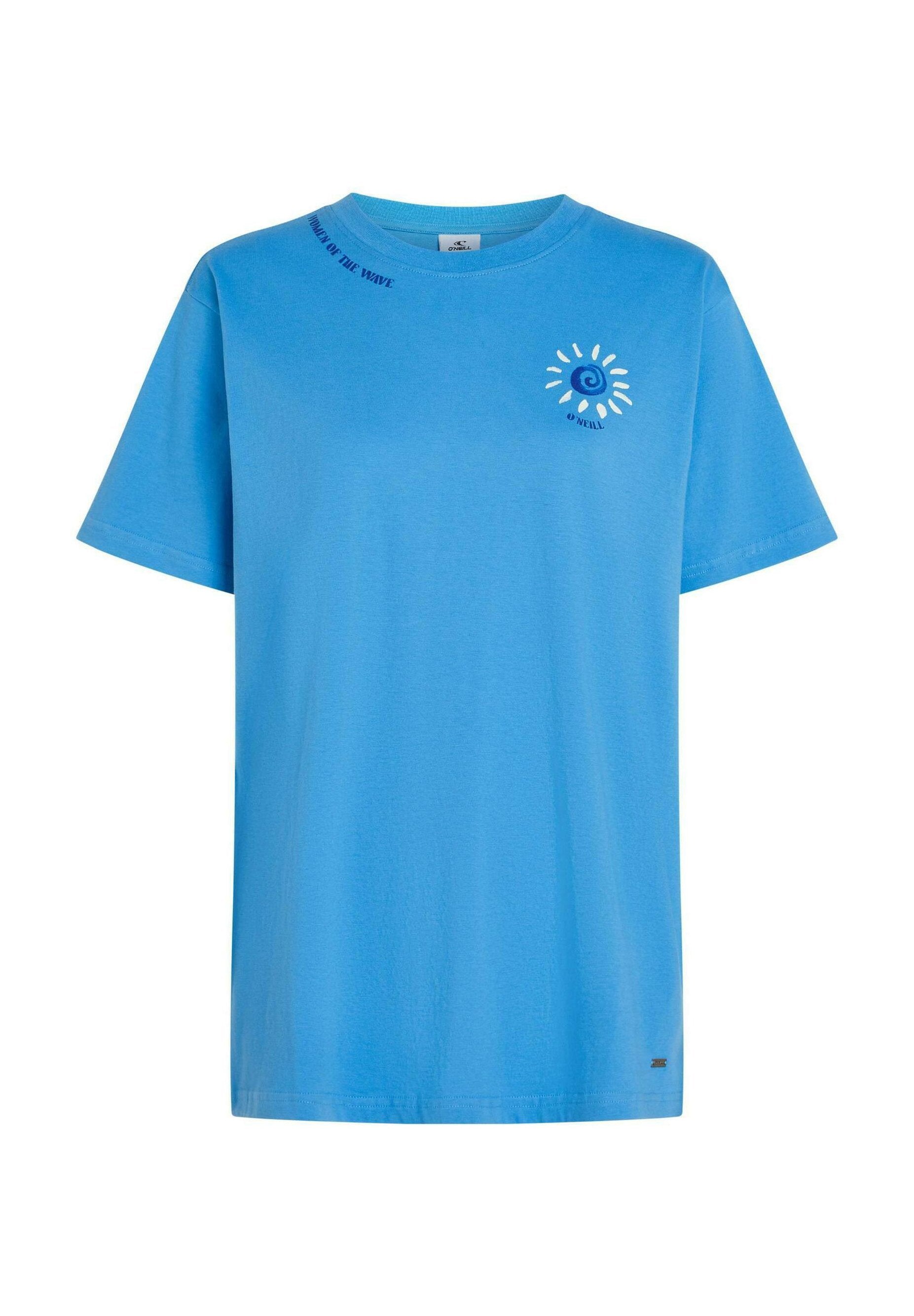 Blaues Baumwoll-T-Shirt mit kurzen Ärmeln, rundem Ausschnitt, kleinem Sonnen- und Wirbelmuster auf der Vorderseite sowie dem Text "Queen of the Wave" darüber.