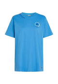 Blaues Baumwoll-T-Shirt mit kurzen Ärmeln, rundem Ausschnitt, kleinem Sonnen- und Wirbelmuster auf der Vorderseite sowie dem Text "Queen of the Wave" darüber.