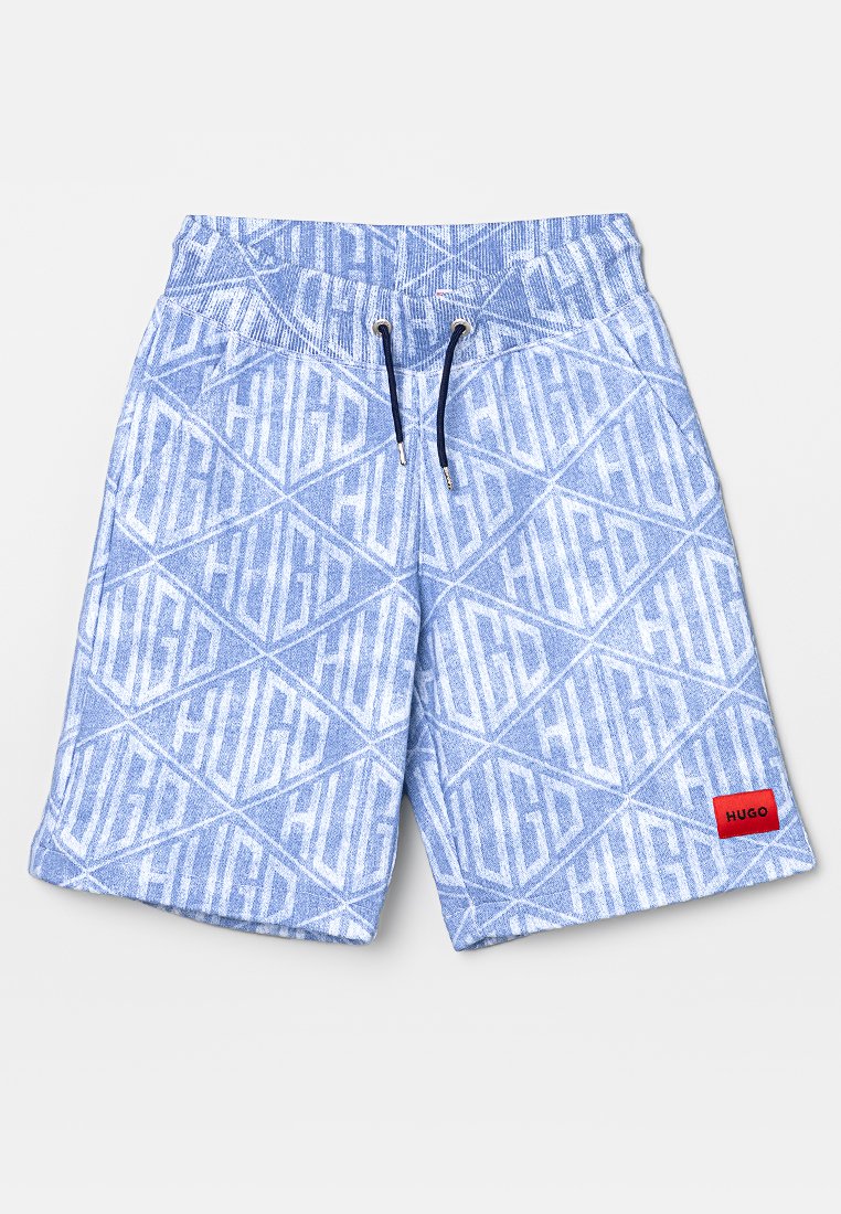 Helle blaue Shorts mit einem Rautenmuster und dem weißen Text "HUGO". Elastischer Bund mit schwarzen Kordelzügen und rotem Logo-Patch.