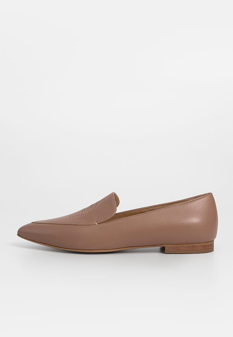Bronzefarbene Leder Slipper mit spitzem Zehenbereich, strukturiertem Finish und subtilen Perforationen im Blatt. Flacher Holzabsatz.